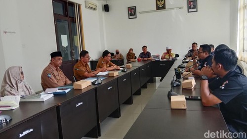 Forum Peduli Masyarakat Desa Pohgading saat hearing di DPRD Lombok Timur, Selasa (22/04/2025). foto : ( Sanusi Ardi W/DetikBali)