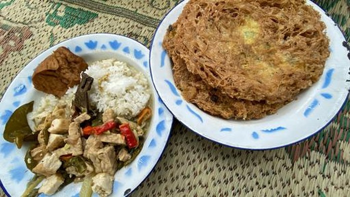 Ilustrasi foto nasi telur dadar crispy plus sayur lodeh