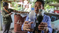 Inovasi pengolahan limbah sampah plastik menjadi bahan bakar minyak dan minyak tanah dengan proses penyulingan diinisiasi petugas kantor kecamatan. 
