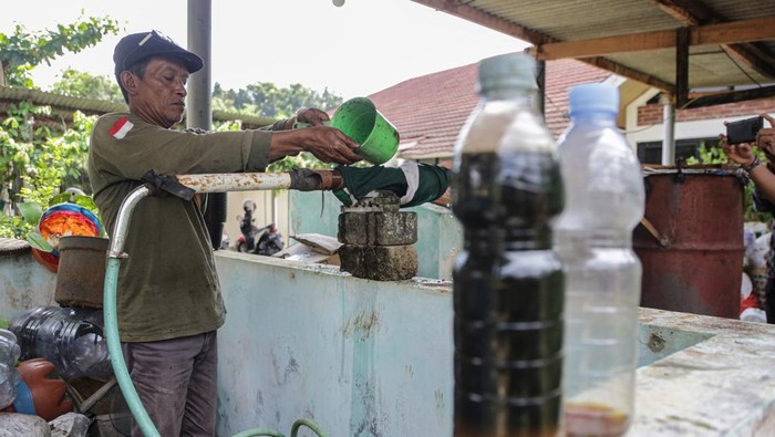 Petugas menunjukkan bahan bakar minyak (BBM) dan minyak tanah hasil dari olahan sampah plastik di Kantor Kecamatan Gunung Pati, Semarang, Jawa Tengah, Selasa (22/4/2025). Inovasi pengolahan limbah sampah plastik menjadi bahan bakar minyak dan minyak tanah dengan proses penyulingan yang diinisiasi petugas kantor kecamatan tersebut sebagai upaya mendukung program prioritas pemerintah setempat dalam menangani dan mengelola sampah sehingga bermanfaat dan mengurangi volume pembuangan sampah rumah tangga di TPA Jatibarang, Semarang. ANTARA FOTO/Makna Zaezar/rwa.