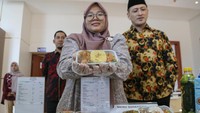 Petugas penyedia makanan memperlihatkan contoh hidangan untuk jemaah calon haji Aceh selama penerbangan di Asrama Haji Embarkasi Aceh, Banda Aceh, Aceh, Selasa (22/4/2025).