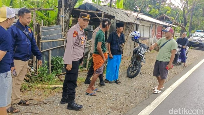Jamaludin (baju hijau dengan luka di kepala) yang lapor polisi dibegal padahal jatuh sendiri gegara mabuk. Dia lapor dibegal supaya tidak dimarahi ortunya.
