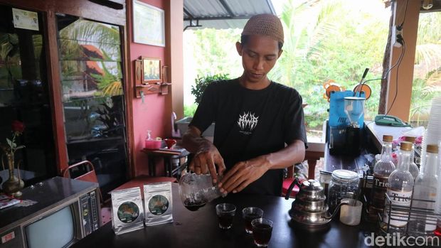 Muhammad Abdullah Lutfi (32) saat ditemui di rumah sekaligus kedai kopinya di Desa Semerak, Margoyoso, Pati, Selasa (22/4/2025).
