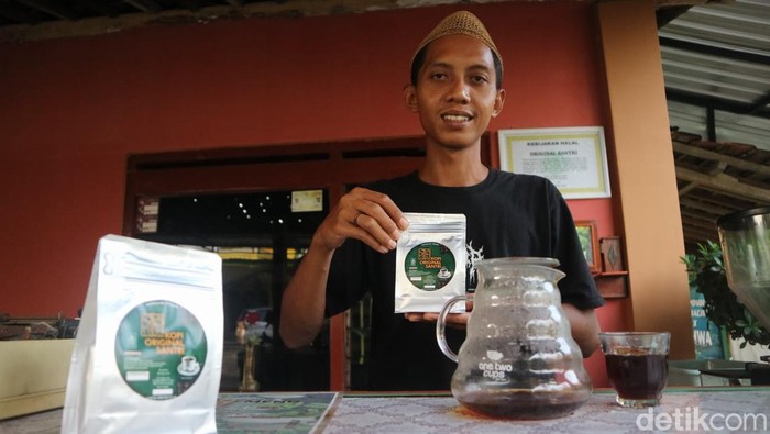Muhammad Abdullah Lutfi (32) saat ditemui di rumah sekaligus kedai kopinya di Desa Semerak, Margoyoso, Pati, Selasa (22/4/2025).