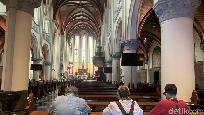 Jemaat Gereja Katedral Jakarta berduka dan mendoakan pemimpin tertinggi Gereja Katolik sekaligus Kepala Negara Vatikan, mendiang Paus Fransiskus. (Mulia/detikcom).
