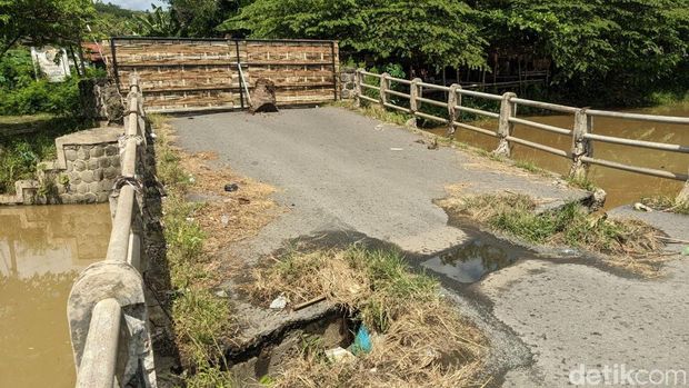 Jembatan Junjung, Tulungagung penghubung 2 kecamatan akhirnya ditutup setelah mengalami kerusakan yang mengkhawatirkan.