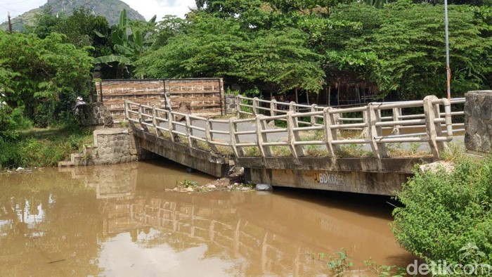 Jembatan Junjung, Tulungagung penghubung 2 kecamatan akhirnya ditutup setelah mengalami kerusakan yang mengkhawatirkan.
