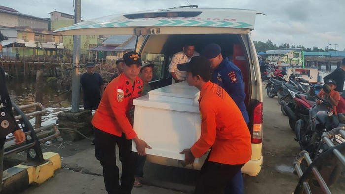 Jenazah korban speedboat tenggelam dibawa dari Pelabuhan Teluk Batang ke Rasau Jaya.