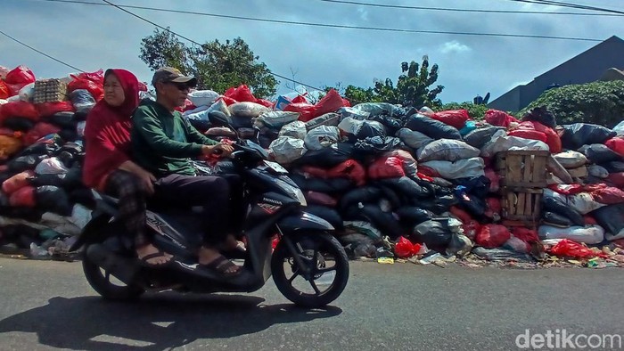 Jorok! Sampah Menggunung Dekat Pasar Ciputat Gunungan sampah menjulang di dekat Pasar Ciputat, Tangerang Selatan, menjadi pemandangan rutin warga yang melintas. Tumpukan sampah ini menimbulkan bau menyengat.