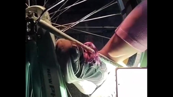 Kaki bocah di Bogor nyangkut di ban sepeda. (Dok. Damkar Bogor).