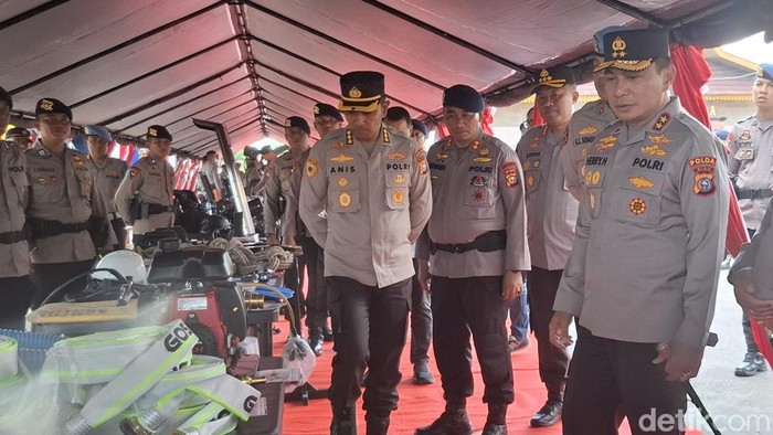 Kapolda Irjen Herry Heryawan mengecek peralatan di Mako Brimob (Foto: Raja Adil Siregar/detikSumut)