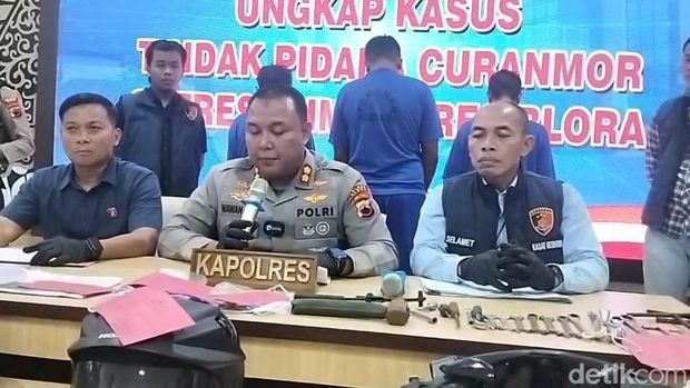Kapolres Blora AKBP Wawan Andi Susanto dalam konferensi pers mengungkap kasus curanmor di Blora, Selasa (22/4/2025).