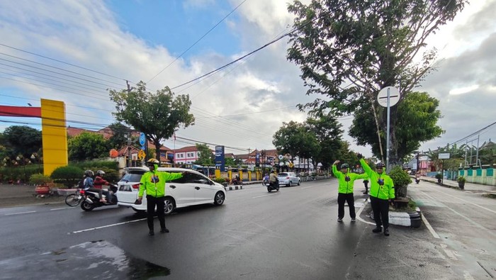 Kapolres Klaten, AKBP Nur Cahyo Ari Prasetyo, saat terjun langsung mengatur lalu lintas bersama personelnya meski diguyur hujan, Selasa (22/4/2025).