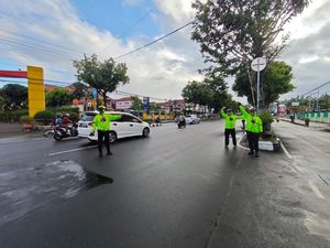 Kapolres Klaten Tembus Hujan Patroli Keliling hingga Ikut Atur Lalu Lintas