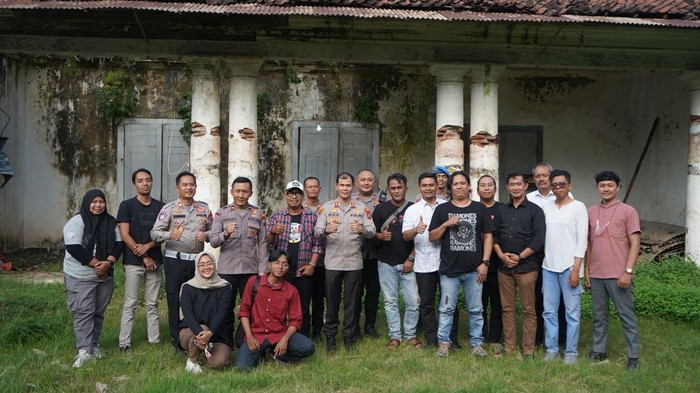 Kapolres Probolinggo Kota AKBP Rico dan PJU berkunjung di basecamp wartawan setempat