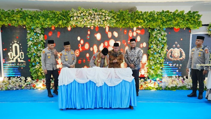 Kapolri Jenderal Listyo Sigit Prabowo meresmikan Pondok Al Inaaroh Al Hikam Buntet Pesantren