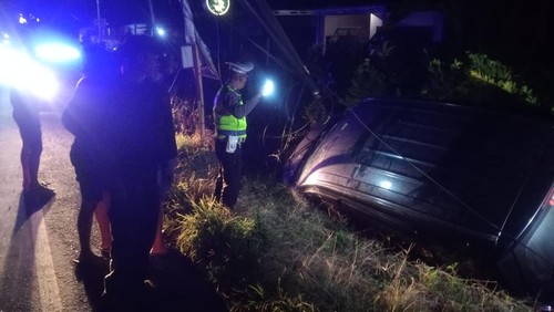 Mobil kecelakaan di Jalan Nasional Denpasar-Gilimanuk, Jembrana, Bali, Senin (21/4/2025) malam. Tak ada korban jiwa akibat kecelakaan tersebut.