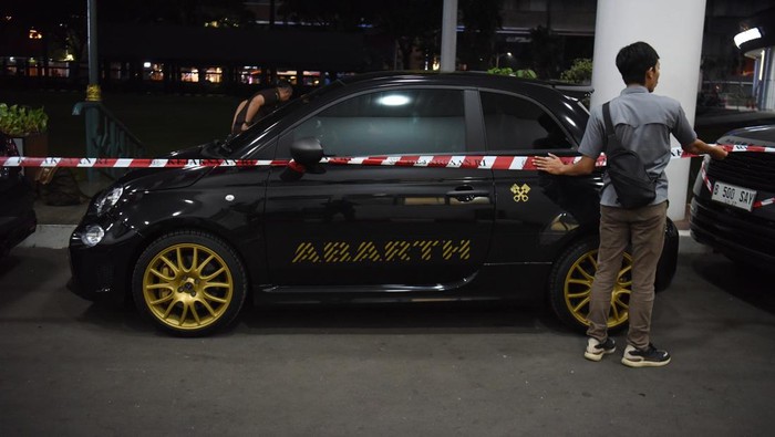 Kejagung kembali sita mobil kasus suap di PN Jakpus Petugas memasang garis pengaman pada mobil sitaan penyidik Kejagung di Gedung Kejaksaan Agung, Jakarta, Senin (21/4/2025). Kejaksaan Agung kembali menyita tiga mobil dan dua kapal pesiar dari tersangka advokat Ariyanto Bakri dalam kasus dugaan suap dan atau gratifikasi terkait dengan putusan lepas (ontslag) perkara korupsi pemberian fasilitas ekspor Crude Palm Oil (CPO) di Pengadilan Negeri (PN) Jakarta Pusat. ANTARA FOTO/Indrianto Eko Suwarso/rwa.