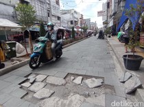 Awas! Lubang Besar Ancam Pengendara di Jalur Pedestrian Cihideung Tasik
