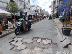 Awas! Lubang Besar Ancam Pengendara di Jalur Pedestrian Cihideung Tasik