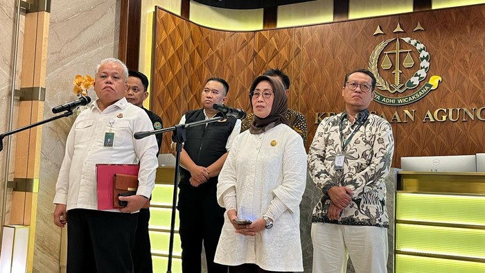 Ketua Dewan Pers Ninik saat konferensi pers di Kejagung (Rumondang/detikcom)