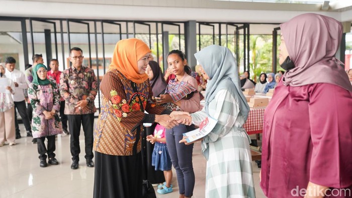 Khofifah Rayakan Hari Kartini dengan Bagi-Bagi Modal Usaha Lewat Program Putri Jawara