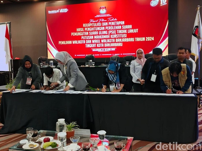 KPU Kalsel mengumumkan hasil rekapitulasi PSU di Banjarbaru