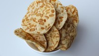 Keripik tempe umum ditemui di penjual oleh-oleh berbagai daerah. Tak hanya dari tempe biasa, tapi keripiknya juga terbuat dari tempe sagu yang lebih renyah gurih. Foto: site news