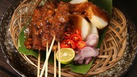 Kreasi tempe yang unik khas Jawa Tengah adalah sate kere. Terbuat dari potongan tempe yang ditusuk ke tusukan bambu, kemudian dibakar dan disajikan dengan bumbu kacang. Sate kere bisa ditemui di Solo dan Yogyakarta. Foto: site news
