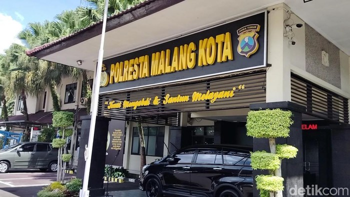 Kuasa hukum korban pelecehan dokter YA saat datang melapor ke Polresta Malang Kota.