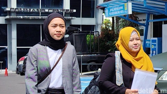 Kuasa hukum korban pelecehan dokter YA saat datang melapor ke Polresta Malang Kota.