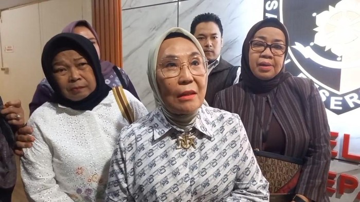 Kuasa hukum MSZ Titis Racmawati bersama dengan istri sah tersangka (kerudung hitam) klarifikasi alasan di balik penusukan terhadap PW.