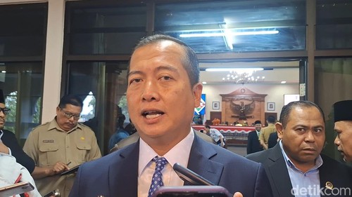 Gubernur NTB Lalu Muhammad Iqbal saat diwawancarai usai rapat paripurna di DPRD NTB, Selasa (22/4/2025).