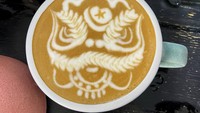 Ikon perayaan imlek dilirik oleh Liu Qiang sebagai inspirasi seni lattenya. Barongsai yang gahar dilukis Liu dengan buih susu. Foto: Instagram/barista_lq