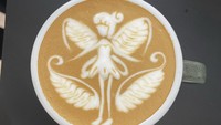 Peri kecil seperti Tinkerbell pun memberikan inspirasi bagi Liu Qiang. Tampak wanita kecil yang berdiri dengan sayapnya ada di atas cangkir. Foto: Instagram/barista_lq