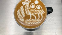 Kreativitas Liu Qiang terus diasah setiap hari. Salah satunya dengan membuat gambar unta di padang pasir melalui latte art. Foto: Instagram/barista_lq