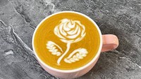 Jika biasanya latte art tulip hanya sekadar lapisan kelopaknya saja, berbeda dengan ini. Di tangah Liu Qiang ada bunga mawar yang lengkap dengan kelopak, batang, dan daunnya. Foto: Instagram/barista_lq