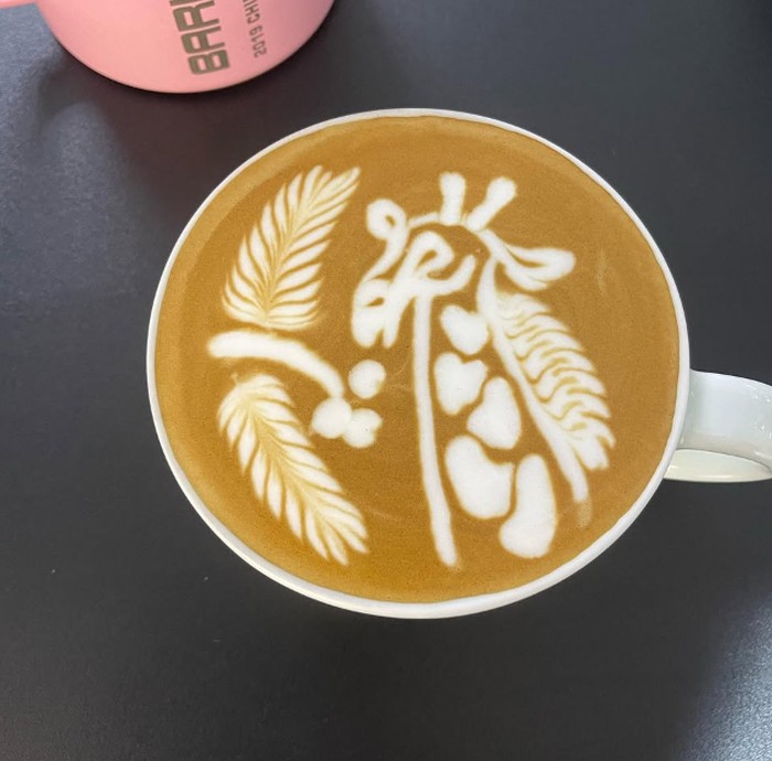 Latte art buatan juara dunia Keren! 10 Latte Art Buatan Barista Juara Dunia, Barongsai hingga Jerapah