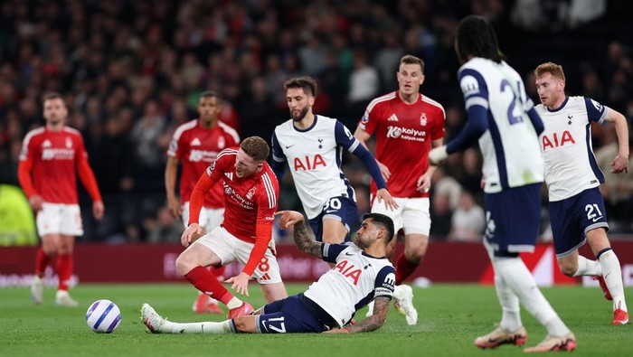 LONDON, ENGLAND - APRIL 21: Elliot Anderson of Nottingham Forest is challenged by Cristian Romero of Tottenham Hotspur during the Premier League match between Tottenham Hotspur FC and Nottingham Forest FC at Tottenham Hotspur Stadium on April 21, 2025 in London, England. (Photo by Ryan Pierse/Getty Images)
