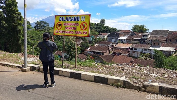 Lokasi pembuangan sampah yang dipasang papan pengumuman di Magelang, Selasa (22/4/2025).