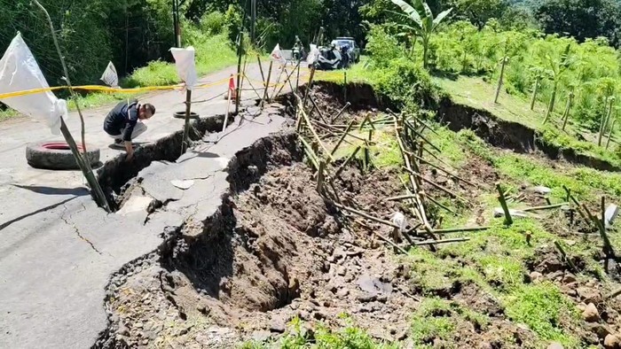 Longsor di jalan penghubung Kabupaten Cirebon dengan Kabupaten Kuningan