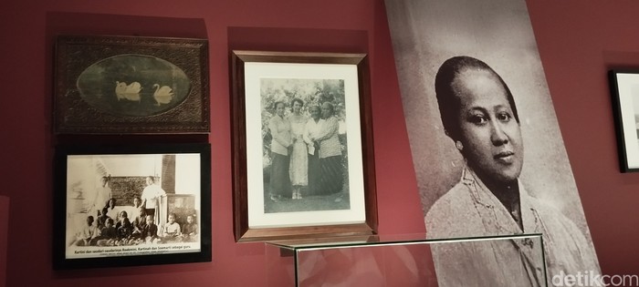 Lukisan RA Kartini Berjudul Tiga Angsa Dipamerkan di Museum Nasional Indonesia (paling atas sebelah kiri). Lukisan RA Kartini Berjudul Tiga Angsa Dipamerkan di Museum Nasional Indonesia (paling atas sebelah kiri).