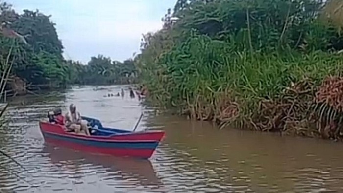 Siswa kelas 2 sekolah dasar (SD) Alfito (9) di Kabupaten Luwu, Sulawesi Selatan (Sulsel), meninggal dunia usai terseret arus saat mandi di Sungai Bua.