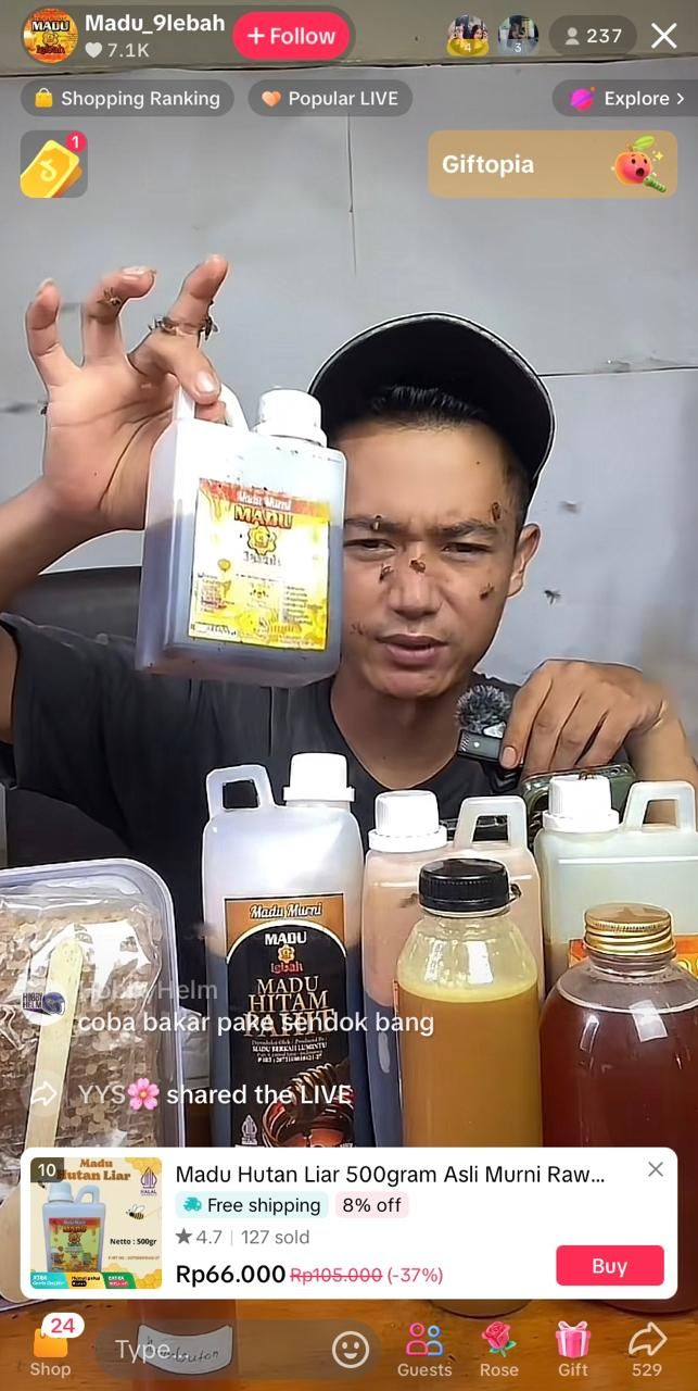 Penjual madu murni di TikTok live jualan sambil dihinggapi lebah asli