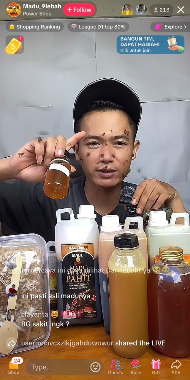 Penjual madu murni di TikTok live jualan sambil dihinggapi lebah asli