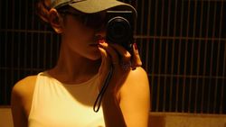 Gaya Mahalini dengan Kaca Mata Hitam