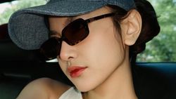 Gaya Mahalini dengan Kaca Mata Hitam