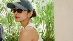 Gaya Mahalini dengan Kaca Mata Hitam