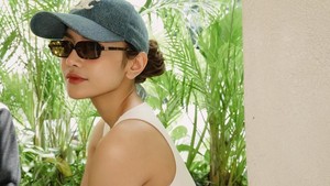 Mahalini tampil santai dengan sweat pants dan tanktop putih. Foto: Instagram Mahalini