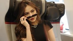 Gaya Mahalini dengan Kaca Mata Hitam